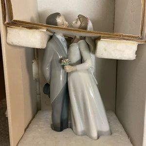 Lladro Beso de Boda Cake Topper